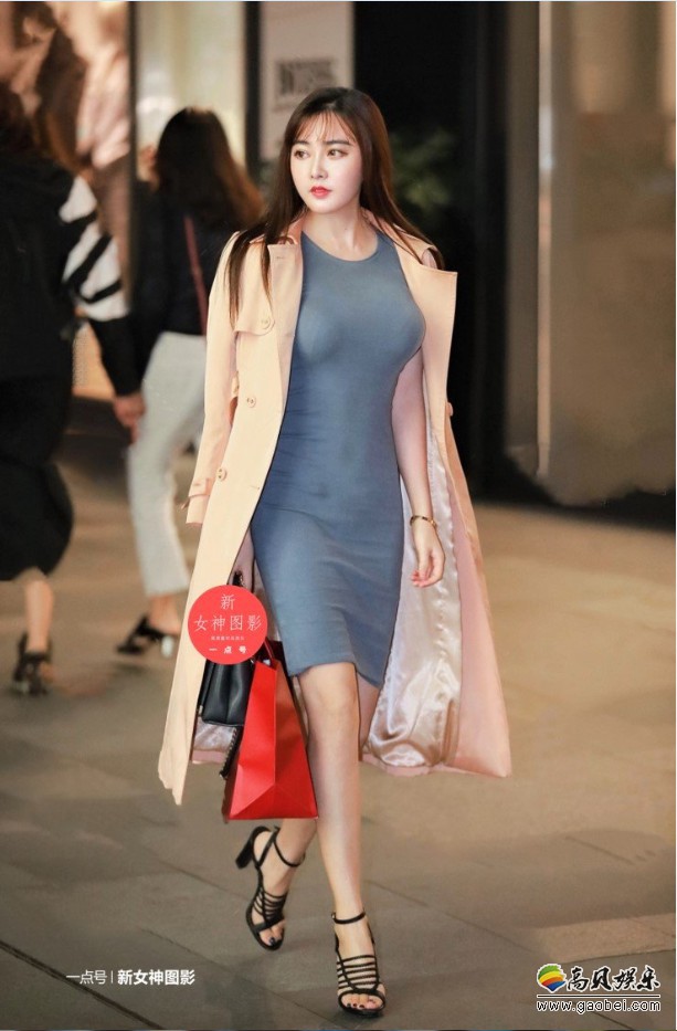 身材相当不错的美女：俨然成为街上一道亮丽风景线，收割路人看客目光