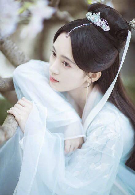 鞠婧祎穿上古装后确实很像国画中走出的女子：非常清新动人“国画脸”