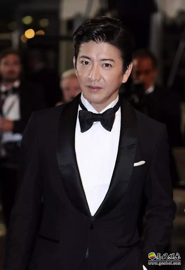 日本天王木村拓哉二度来台：亲切地与粉丝打招呼！把外套挂着肩膀耍帅