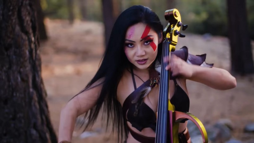 美籍华裔大提琴家郭婷娜COS奎爷：在树林间各种乐器演奏《战神》乐章