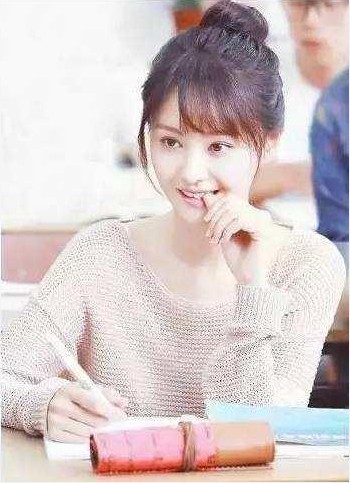 喜欢咬手指的成年人不在少数：娱乐圈明星也是如此，也无意中爱上咬手指
