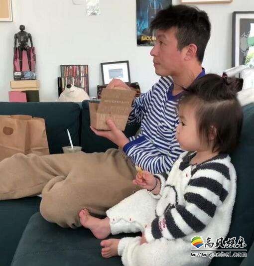 陈冠希晒出了与女儿Alaia近照：他变身孩子王和女儿嘟嘴卖萌“表情同步”