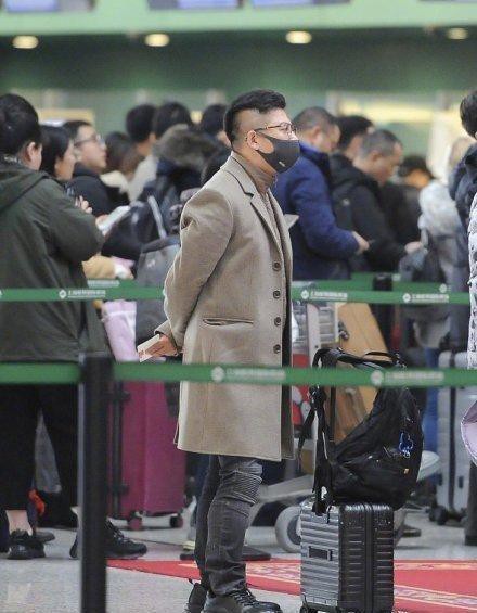 胡海泉现身机场：陈羽凡吸毒被捕发博“10连问”后现身！难掩满脸疲惫