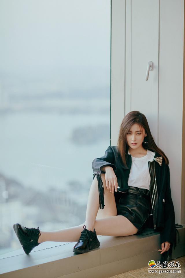 张天爱气场都是穿出来的：身高不够还要拿高跟鞋凑！女神显得随性洒脱