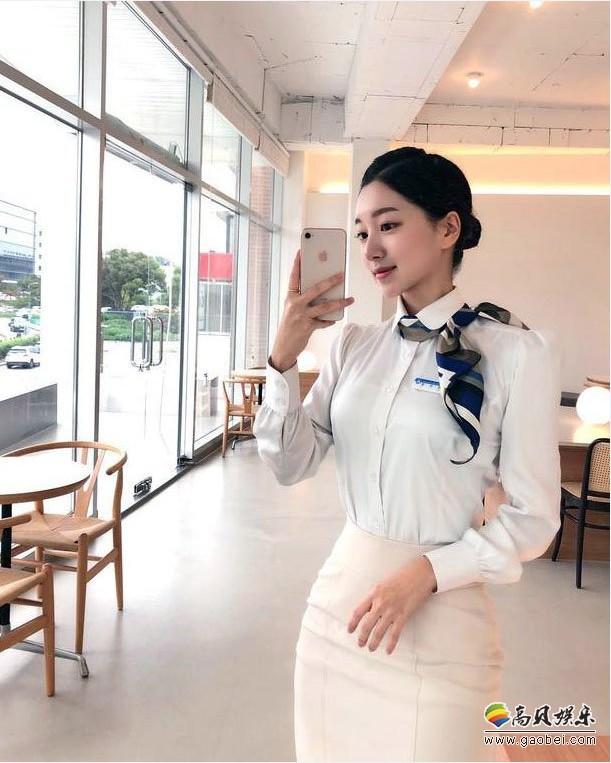 空姐杨惠欣穿工作制服大方得体：女性优美姿态尽显无遗，样貌清秀甜美