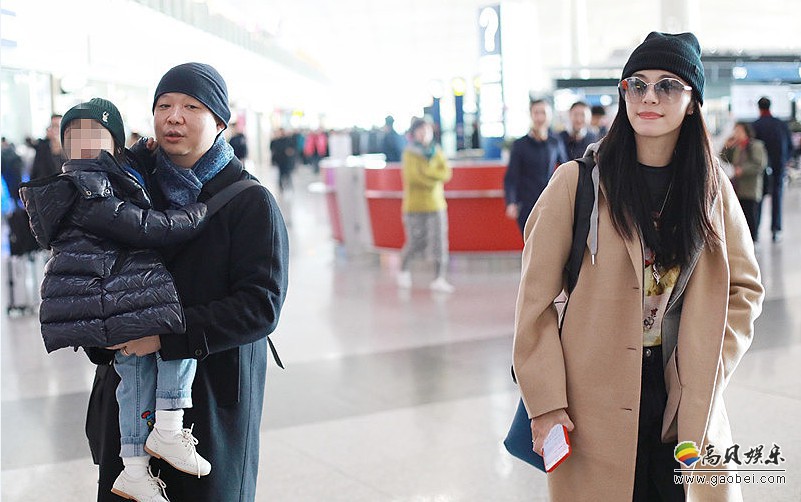 姚晨和老公曹郁带女儿“小茉莉”现身机场：她和老公孩子同框画面温馨