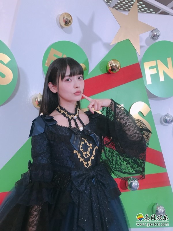 上坂堇公开参加FNS歌谣祭幕后照片：能穿上这些华丽哥特装自己很开心