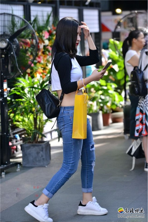 旅游街拍美照：貌美如花的“微胖紧牛美女”丰满紧牛翘臀漂亮性感美眉