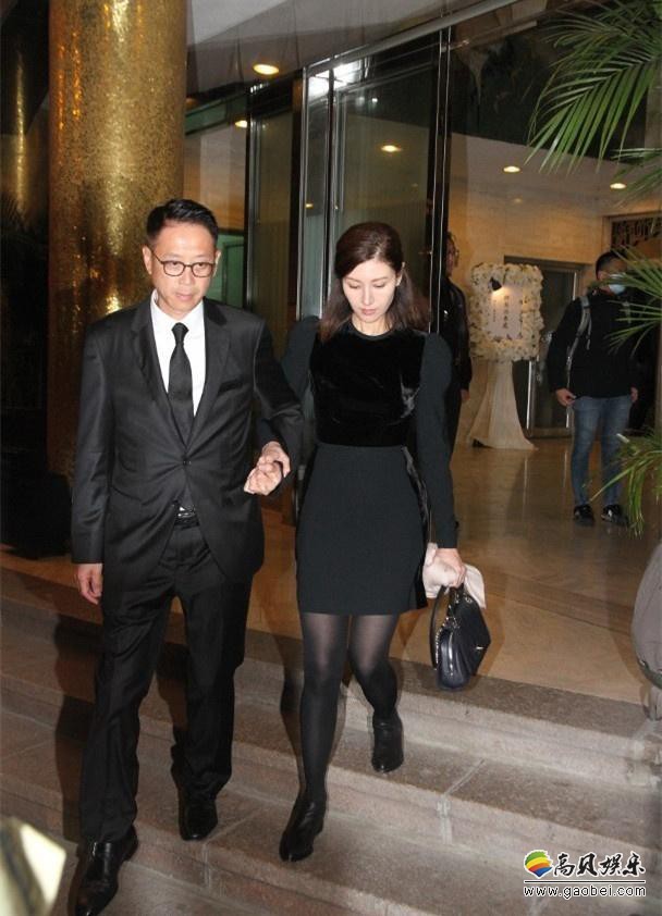 许世勋儿子许晋亨和太太李嘉欣到达殡仪馆：两人都不发一言！表情严肃