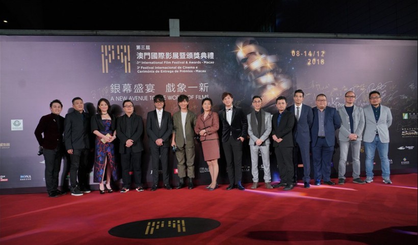 澳门本土电影《迷局伏香》剧组亮相澳门影展：林家栋携众主创现身红毯