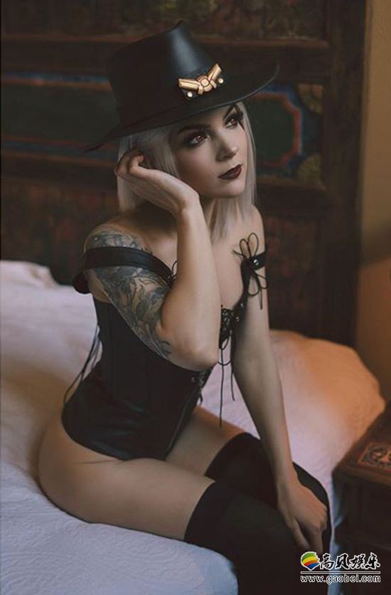 美国纹身美女COSER近日COS《守望先锋》新英雄艾什：皮衣还原御姐形象