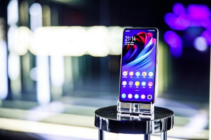 vivo NEX双面屏新品发布会：在普通版的基础上在背面添加了第二块屏幕