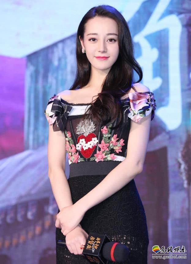 迪丽热巴很适合性感妩媚中带有甜美风的礼服：“少女风”甜美可爱感觉