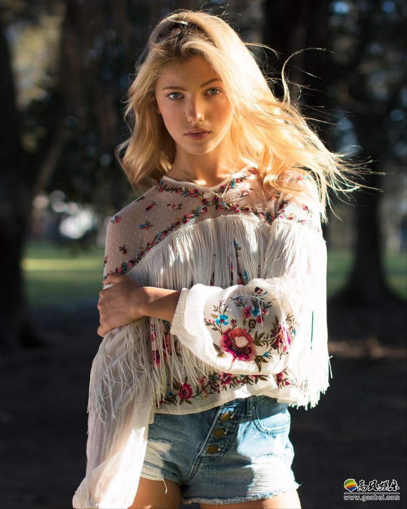 13岁澳洲嫩模妹子颜值很不错拥有金发蓝眼和姣好面容身材非常棒