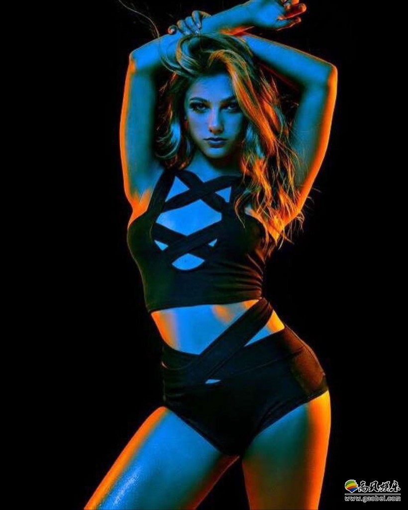 13岁澳洲嫩模妹子：颜值很不错！拥有金发蓝眼和姣好面容，身材非常棒