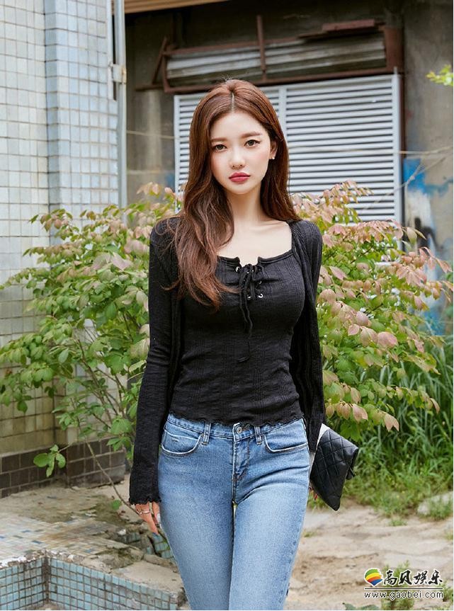 紧身牛仔裤高挑美女：浑圆挺翘好身材气质女郎！凹凸曲线非常有女人味