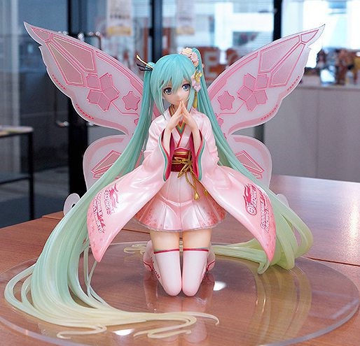 初音未来1:1和服版赛车妖精手办：樱花色短和服＋诱人白丝“绝对领域”
