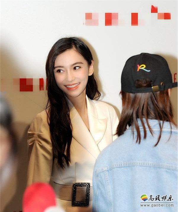 Angelababy杨颖亮相某活动：态度亲和，卷发好似洋娃娃，笑容很甜美