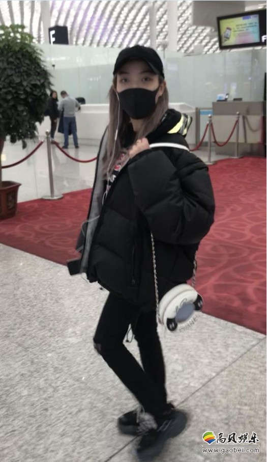 网友晒出在机场偶遇VaVa路透照：VaVa素颜出镜！为粉丝贴心签名合影