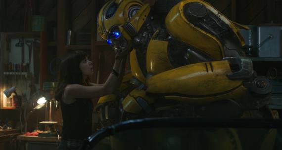 《大黄蜂》“你的名字”片段：少女查莉初遇大黄蜂取名“Bumblebee”