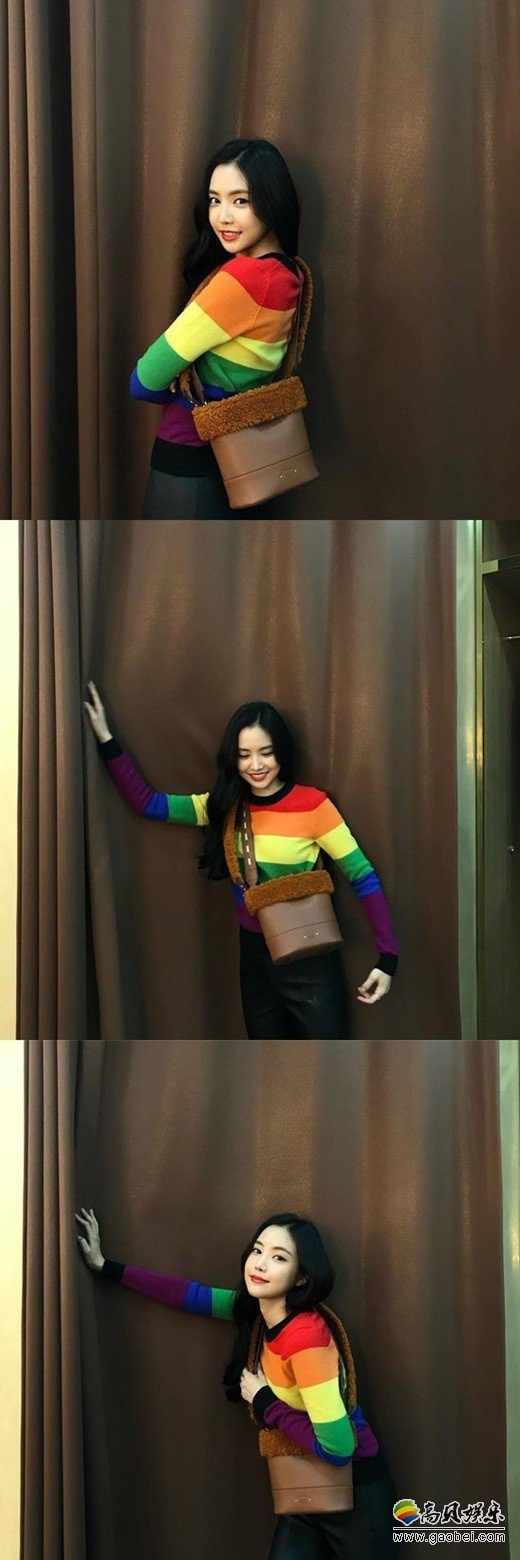 孙娜恩身着彩虹色上衣摆出不同姿态 留言“在即将到来的圣诞”