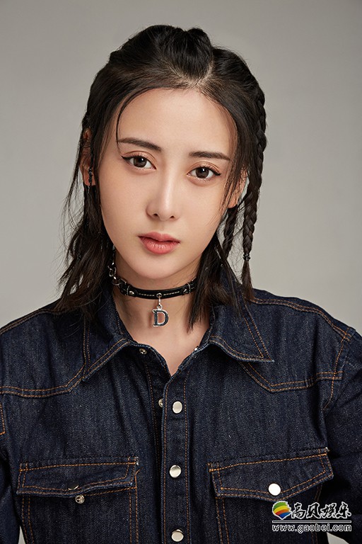 李嘉熙最新写真大片曝光：写真照同时呈现出三组不同风格，造型百变时尚