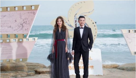 赵薇亮相第一届海南岛国际电影节闭幕式:红毯仪式上与苏有朋一同现身 赵薇亮相第一届海南岛国际电影节闭幕式:红毯仪式上与苏有朋一同现身