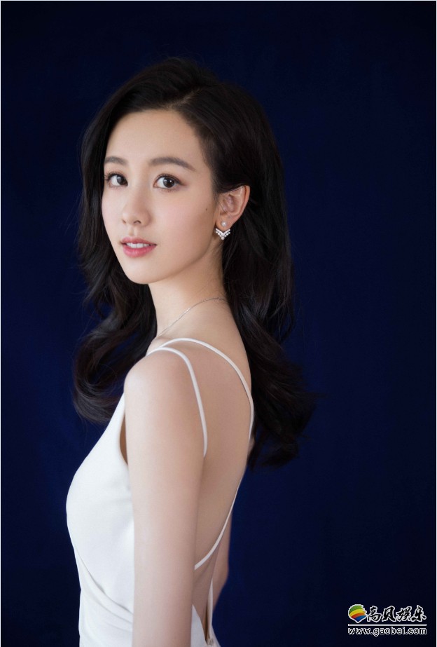 陈都灵出席某时尚活动颁奖礼：身着白色吊带长裙小露美背！浪漫又优雅