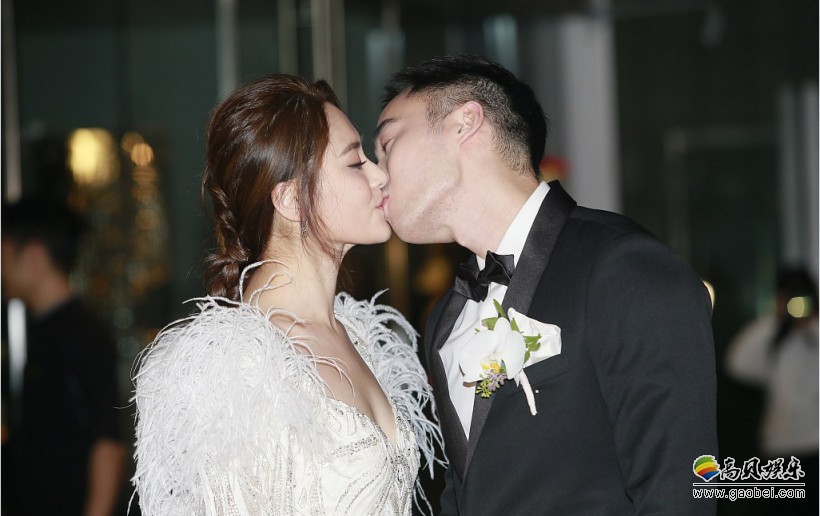赖弘国和阿娇香港举行婚礼：阿娇和赖弘国当众热吻难挡爱意狗粮撒不停