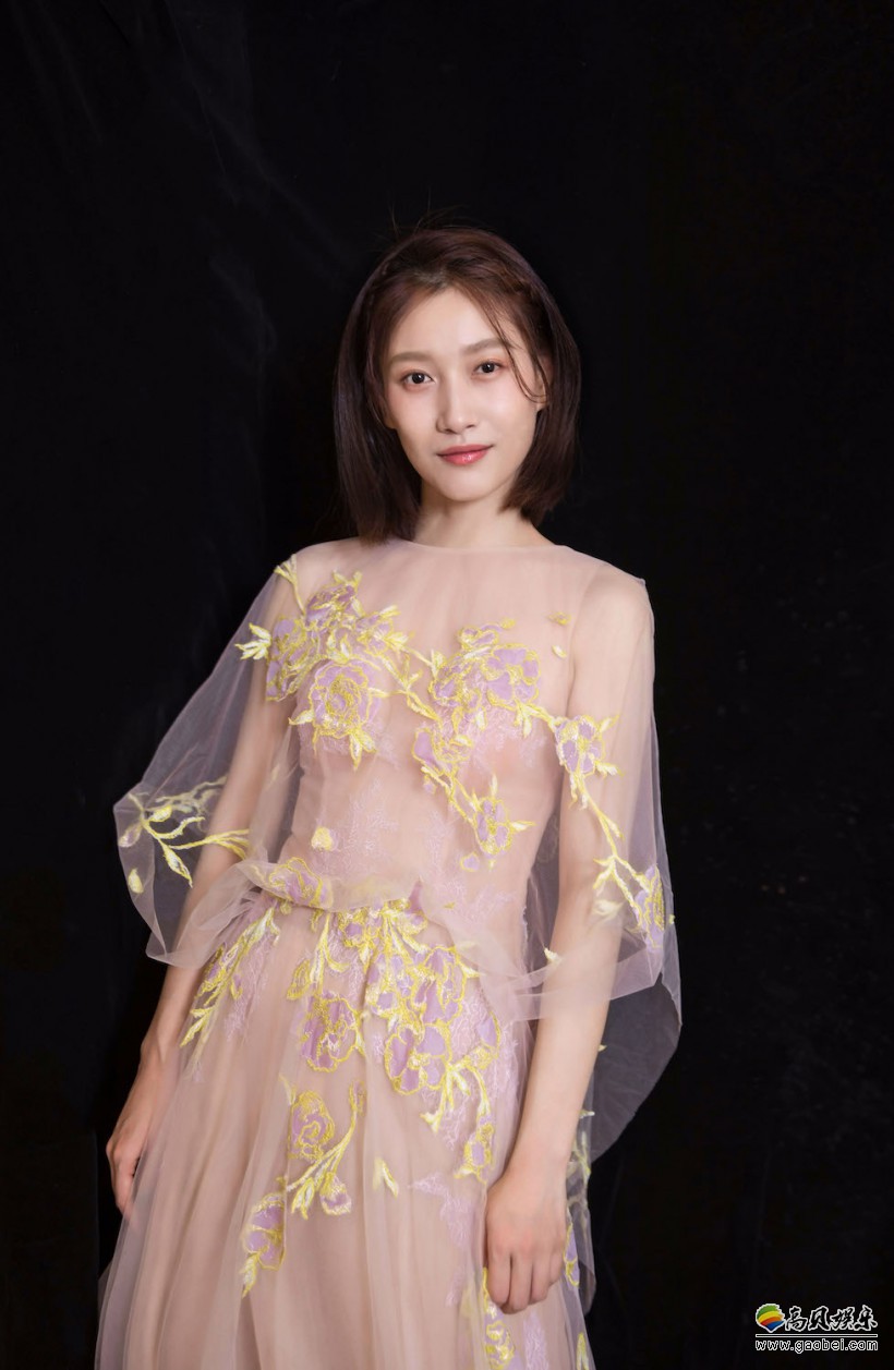 啜妮亮相某时尚盛典干练及肩短发搭配一袭粉色薄纱裙尽显柔美气质