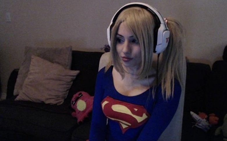 美国的爆乳正妹实况主播liz katz进入了视线.