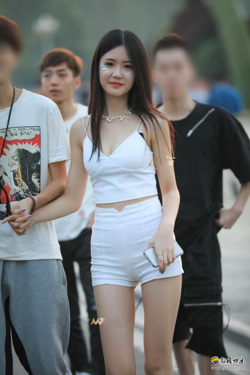 美女白色装扮脸上装饰水钻仿佛点点星光：白色紧身短裤好身材紧致迷人