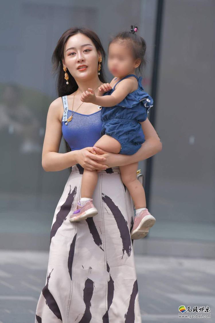 辣妈吊带背心搭配长摆裙：成熟女性温婉味道！身材更加纤细，更加迷人