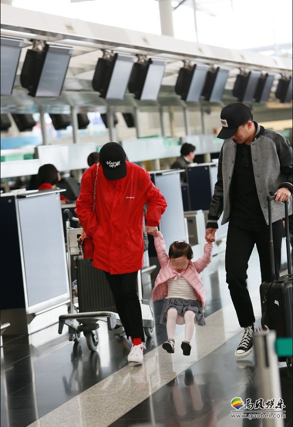 刘恺威、杨幂和女儿小糯米现身机场照片：成为一家三口最后的公开同框