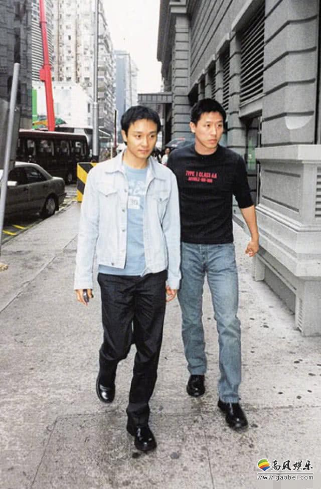 唐鹤德网上晒出与张国荣旧照：照片中二人依偎坐在圣诞树下，露出笑容