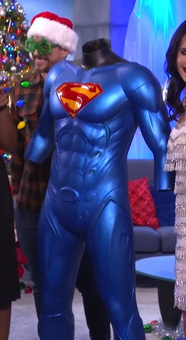 凯奇版超人战衣第一次公开亮相：战衣显得更加的艳丽！肌肉线条感凸显