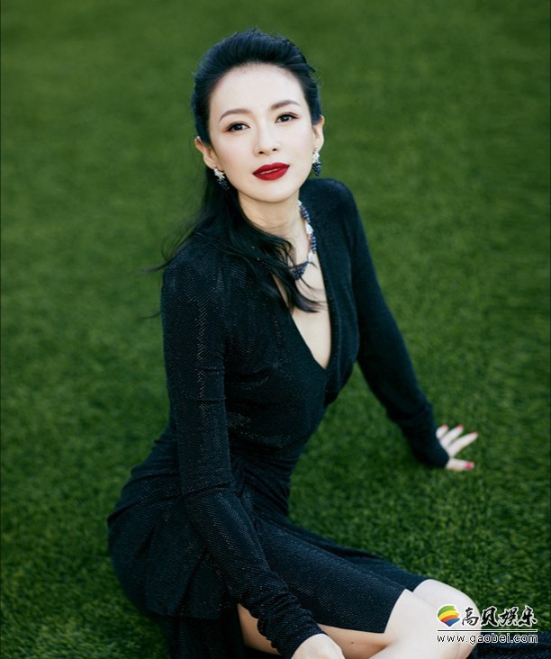 第10届澳门国际电影节；章子怡高定长裙走上红毯登台领取最佳女主角奖