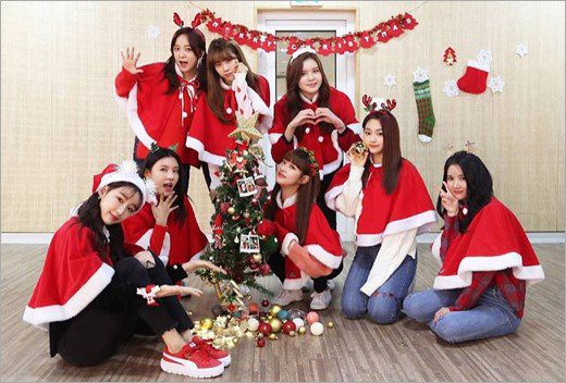 韩国女团GUGUDAN在社交平台晒出庆祝节日的合影