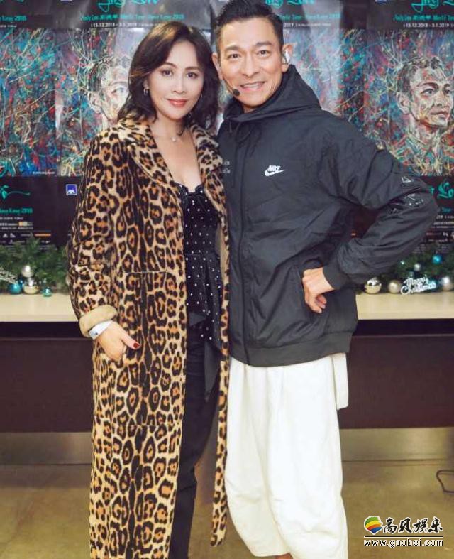 刘嘉玲晒出和刘德华合照：刘嘉玲身穿豹纹外套，两人亲密合影关系好