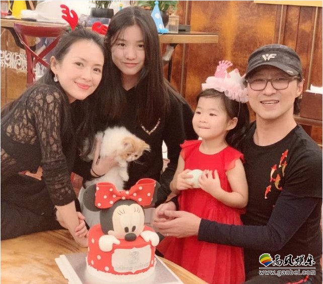 汪峰为小女儿醒醒庆生：汪峰、章子怡和小苹果陪着醒醒温馨的切蛋糕