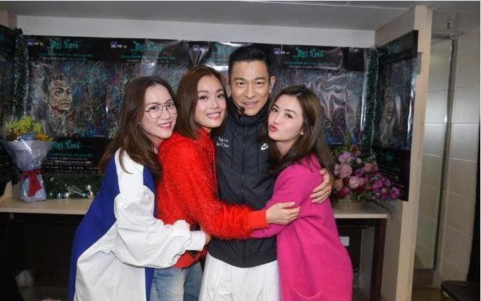 霍汶希晒照与蔡卓妍(阿Sa)容祖儿观看刘德华演唱会：后台与华仔合影