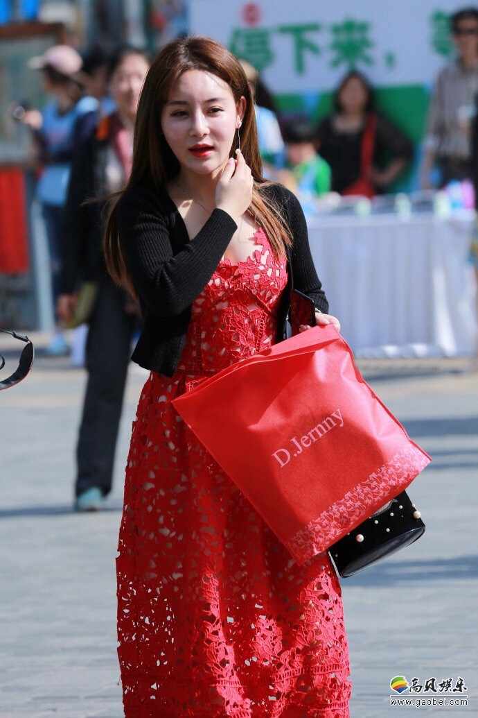 红裙美女性感撩人：裙子的窟窿增加一丝神秘感！傲人上围强有力杀手锏