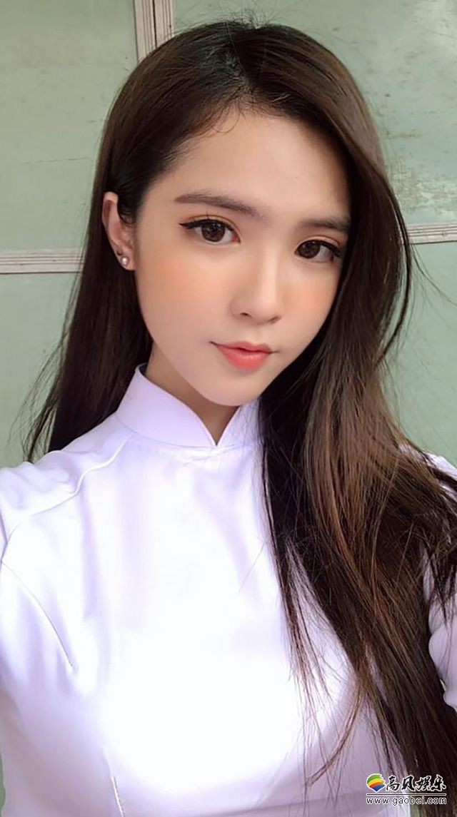 越南女高中生妹子：穿起越南校服更体现女生曲线！发育得已经相当饱满