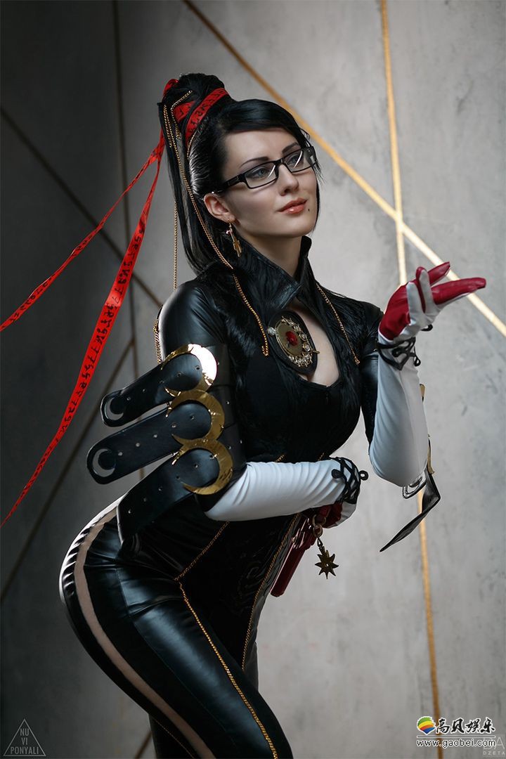 俄罗斯美女COSER《猎天使魔女》贝姐COS：身材很火辣，露出丝滑美背