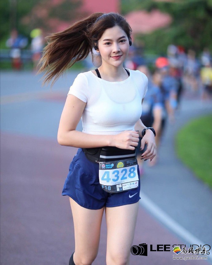 马尾辫是妹子的绝佳选择：简单大方，百搭衣服，时尚减龄！显得青春靓丽