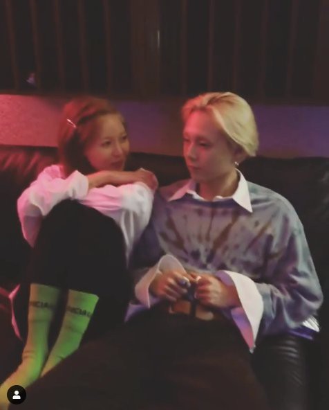 金泫雅社交网站上发布了视频 公开与男友金晓钟的合唱曲