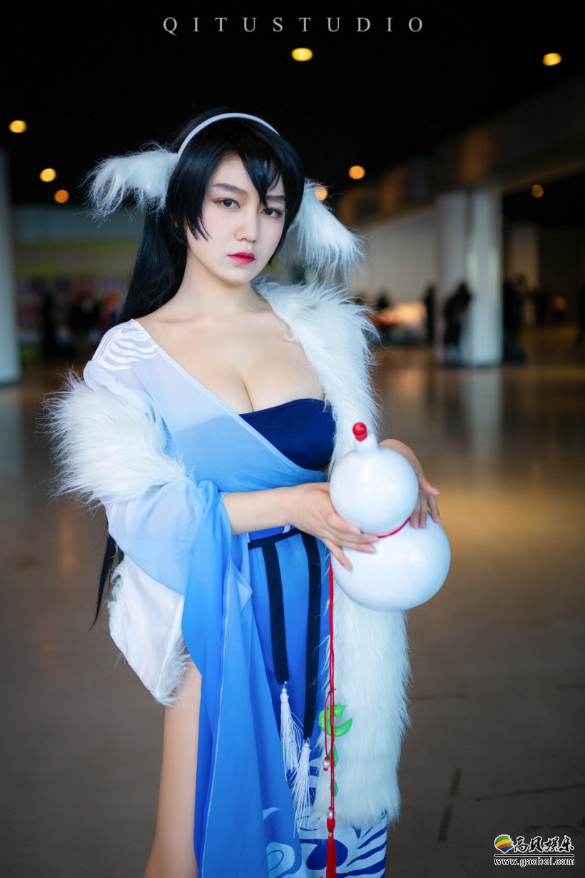 御姐涂山雅雅Cosplay图赏：清纯魅惑二次元COS！外表冷漠，霸气十足
