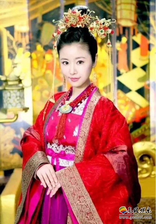 皇冠制作华丽、外观好看！还是权力象征：女神们穿古装戴皇冠画风如何