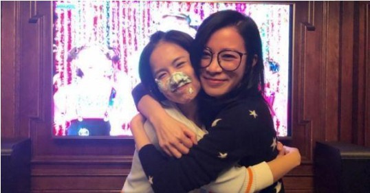 《延禧》舒妃李春媛晒出庆生照：《延禧》饰演娴妃的佘诗曼现身送拥抱