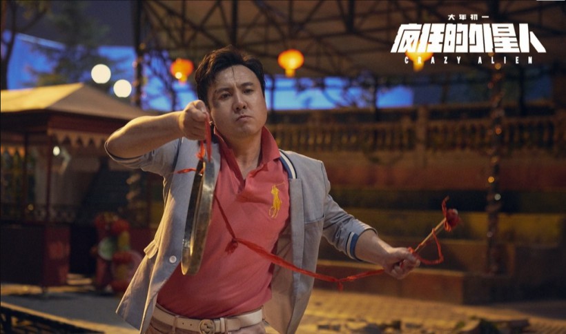 《疯狂的外星人》曝“喜气腾腾”沈腾特辑：导演赞誉沈腾“天生喜剧人”